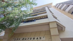 A building with a sign reading "LES DATURAS".