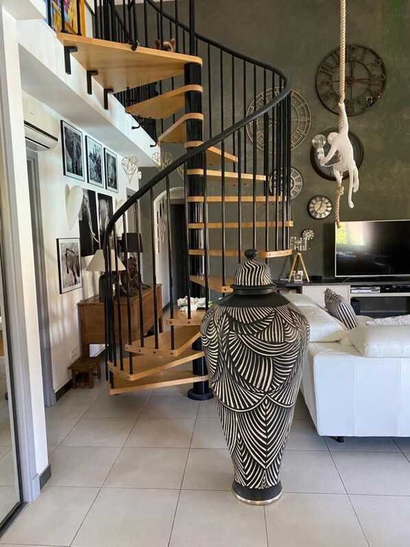 Télévision, lecteur de DVD, livres, médiathèque