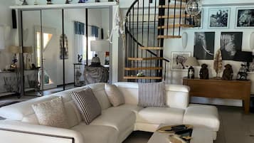 Télévision, lecteur de DVD, livres, médiathÚque