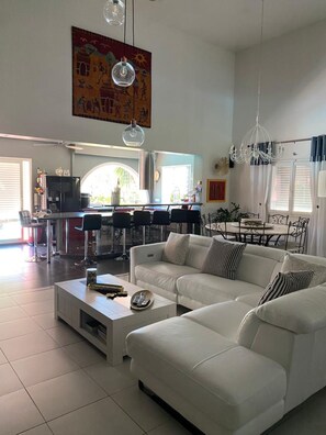 TV, DVD player, livros, biblioteca musical