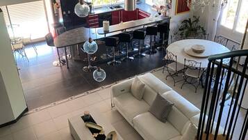 Televisie, een dvd-speler, boeken en een muziekbibliotheek