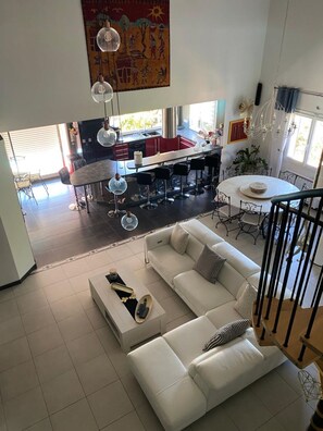 Télévision, lecteur de DVD, livres, médiathèque