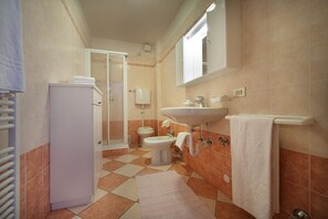 淋浴设施、吹风机、坐浴桶、毛巾