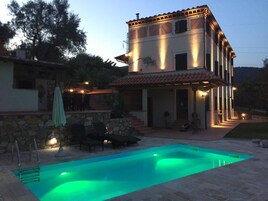 Una piscina al aire libre de temporada, sombrillas