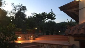 A stone staircase leading up to a building with a tiled roof. - Casale Olea (Massarosa)