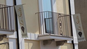 Um edifício com varandas, cada uma com uma placa que diz "Le Suite Bed & Breakfast Holiday Home".