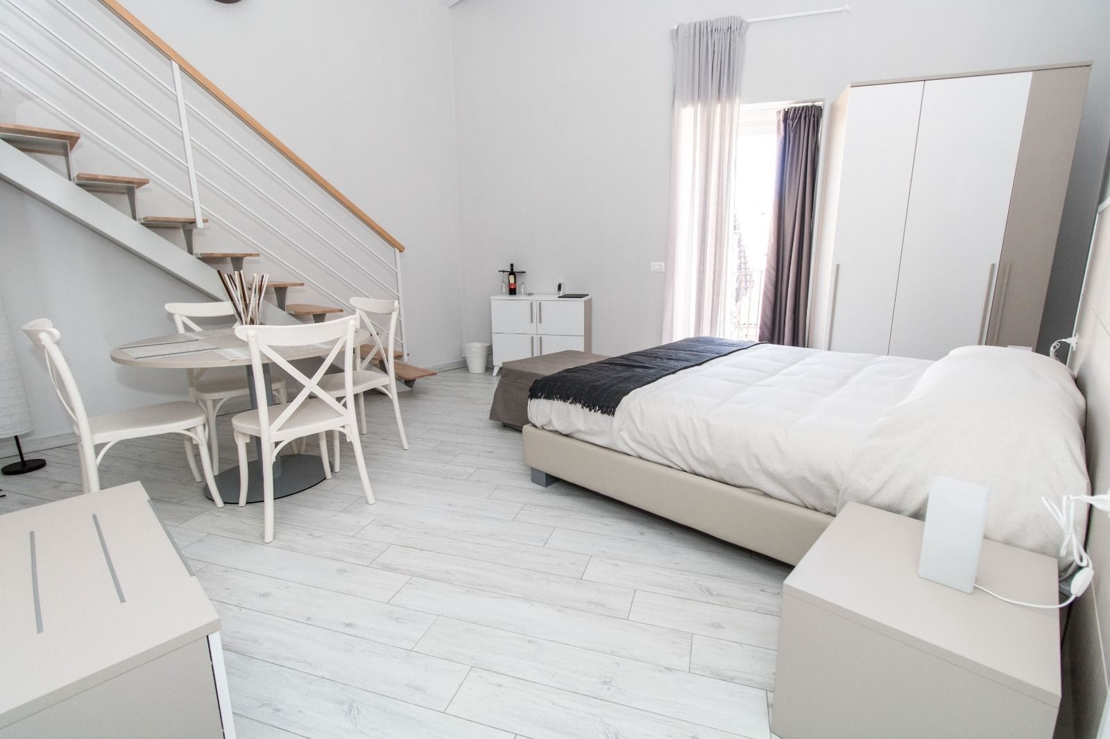 Chambre Quadruple, balcon | Minibar, coffres-forts dans les chambres, bureau, rideaux occultants