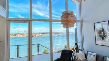 Smart-TV, Kamin, Bücher, Drucker