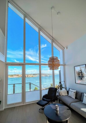 Smart-TV, Kamin, Bücher, Drucker