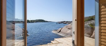 Bohuslän Sea Lodge-Modern house for 6 by the sea with a boathouse in the marina