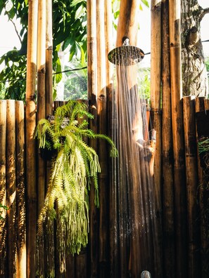 淋浴设施、大花洒淋浴喷头、免费洗浴用品、吹风机