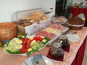 A buffet with various food items including bread, meats, eggs, and salads. - Agritur Girasole (Arco)