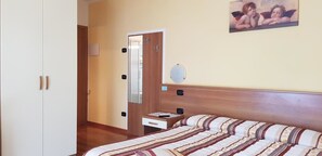 Down duvets, in-room safe, individually decorated, desk - Agritur Girasole (Arco)