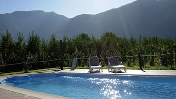 Außenpool, geöffnet von 09:30 Uhr bis 20:30 Uhr, Sonnenschirme