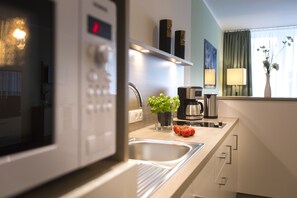 Appartement Deluxe, 1 chambre, non-fumeur | Cuisine privée | Réfrigérateur, four à micro-ondes, surface de cuisson, cafetière-théière