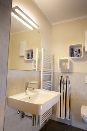 Deluxe Apartment, 1 Bedroom, Non Smoking | Bathroom | Shower, hair dryer, towels - Cozy Flats Koblenz (Koblenz)
