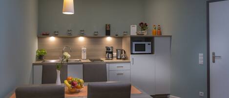 Kühlschrank, Mikrowelle, Herdplatte, Wasserkocher mit Kaffee-/Teezubehör