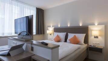 Bàn, màn/rèm cản sáng, phòng cách âm