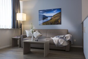 Apartamento Confort, 1 habitación, accesible para personas con discapacidad, no fumadores | Zona de estar | Una televisión de pantalla plana