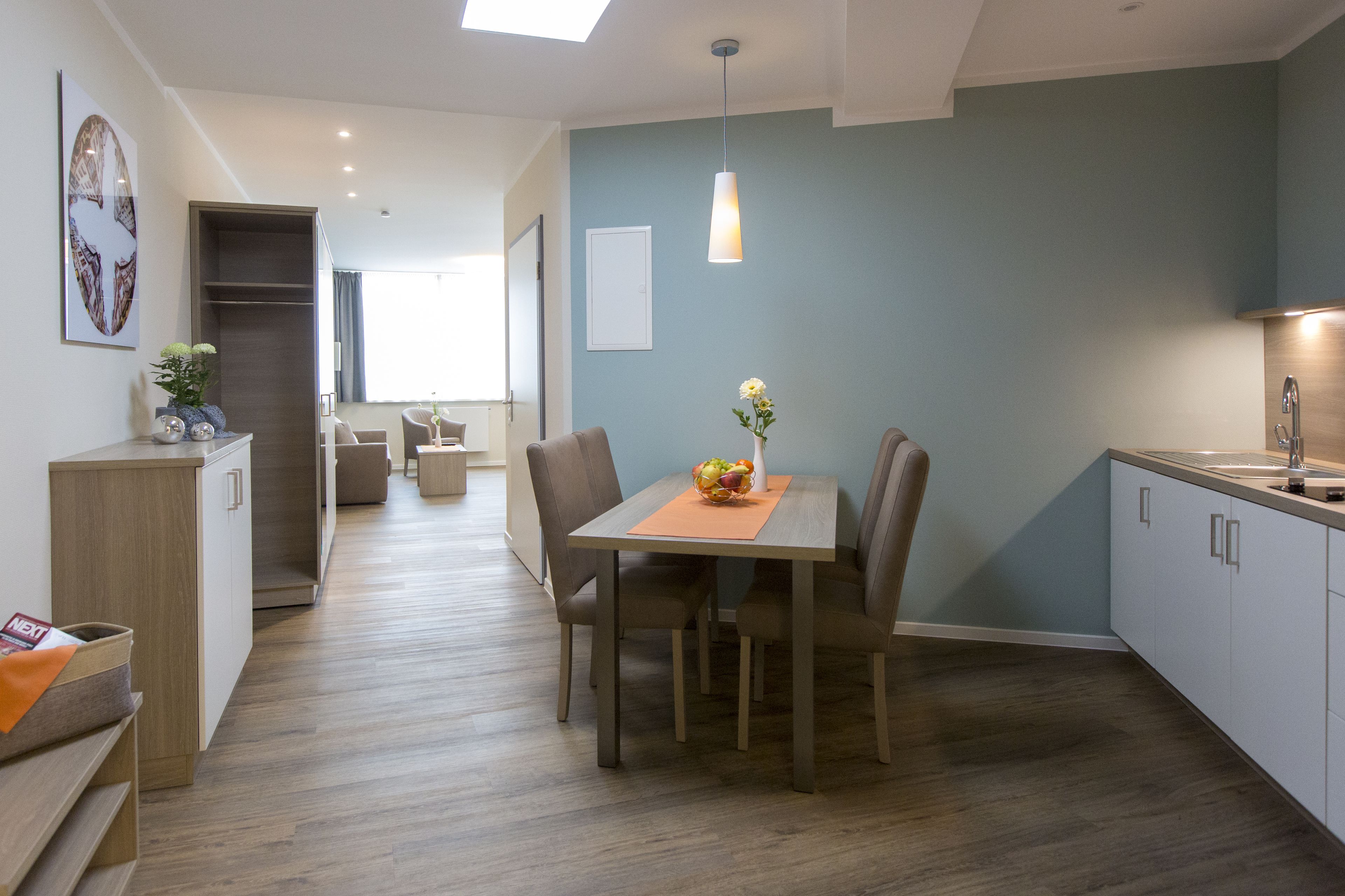 Tủ lạnh, lò vi sóng, bếp nấu, dụng cụ pha cà phê/trà 