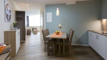 Tủ lạnh, lò vi sóng, bếp nấu, dụng cụ pha cà phê/trà