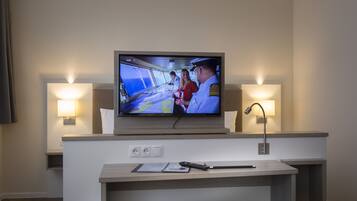 Căn hộ tiện nghi đơn giản | Bàn, màn/rèm cản sáng, phòng cách âm