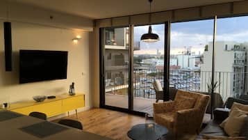 Apartment, 1 Bedroom (515) | Living area | Smart TV
