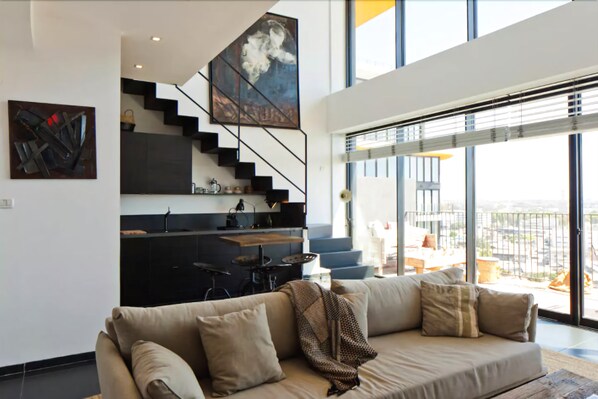 Departamento Deluxe, 3 habitaciones, vista al océano (1015) | Área de sala de estar | Smart TV