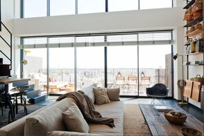 Departamento Deluxe, 3 habitaciones, vista al océano (1015) | Área de sala de estar | Smart TV