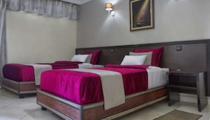 Habitación triple, para no fumadores, balcón | Escritorio, cortinas blackout, wifi gratis y ropa de cama 