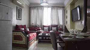 32-inch flat-screen TV with satellite channels, TV - Apparts-Hôtel ISNI (Agadir)