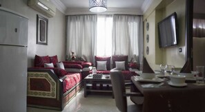 32-inch flat-screen TV with satellite channels, TV - Apparts-Hôtel ISNI (Agadir)