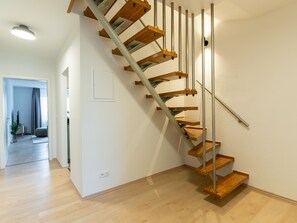 公寓, 多張床 (Magdeburg Breiter Weg | Two-Bedroom S) | 客廳 | 50 吋平面電視連有線電視頻道、智能電視