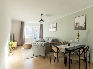 Căn hộ, nhiều giường (Magdeburg Breiter Weg | Two-Bedroom S) | Phòng khách | TV màn hình phẳng 50-inch có truyền hình cáp, Smart TV 