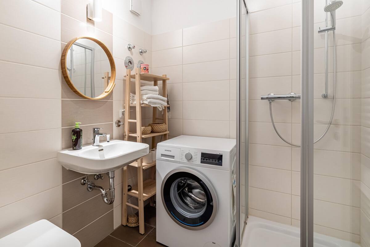 Leilighet, 1 queensize-seng (Magdeburg Breiter Weg | Suite + Balco) | Bad | Dusj, designertoalettartikler, hårføner og håndklær