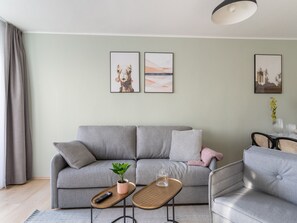 Appartement, Meerdere bedden (Magdeburg Breiter Weg | Two-Bedroom S) | Woonruimte | Een 50-inch flatscreentelevisie met kabelzenders en smart-tv
