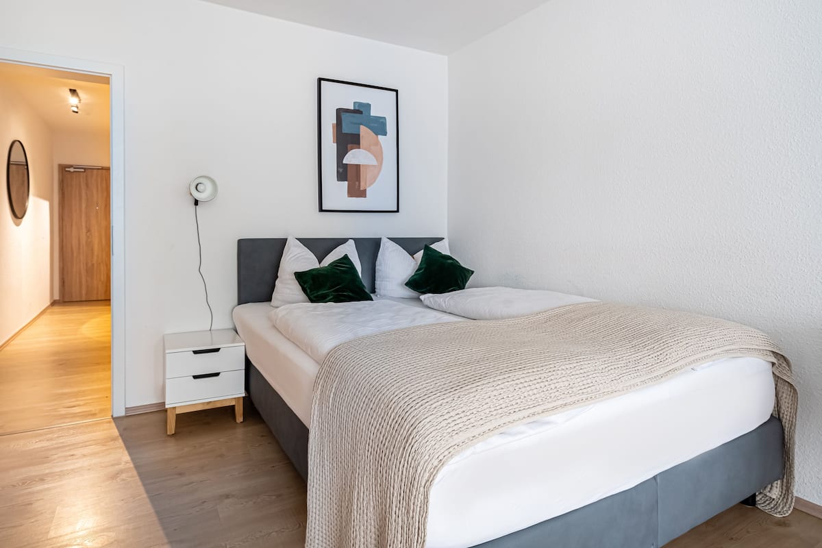 Rom, 1 queensize-seng (Magdeburg Breiter Weg | Suite) | Allergitestet sengetøy, skrivebord for bærbar PC og wi-fi (inkludert)
