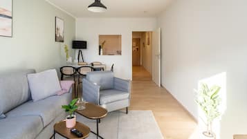Departamento, varias camas (Magdeburg Breiter Weg | Two-Bedroom S) | Área de sala de estar | Televisión de pantalla plana de 50 pulgadas con canales por cable