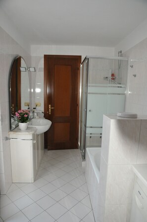 Exclusive Double Room, Berbilang Katil | Bilik Mandi | Tab mandi dan pancuran berasingan, kelengkapan dandanan diri percuma 