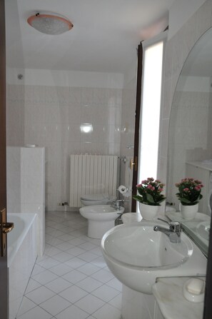 Habitación exclusiva doble, varias camas | Baño | Bañera y ducha independientes y artículos de higiene personal gratuitos