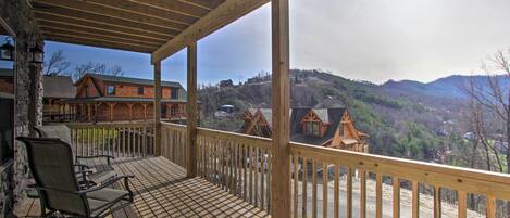 Eine Holzterrasse mit Blick auf eine Berglandschaft.