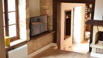 Flatscreentelevisie, een open haard, Netflix en streamingdiensten