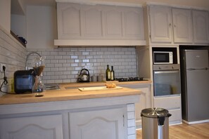 Réfrigérateur, micro-ondes, four, plaque de cuisson