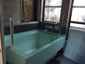 Tina con regadera, amenidades de baño gratuitas, secadora de cabello