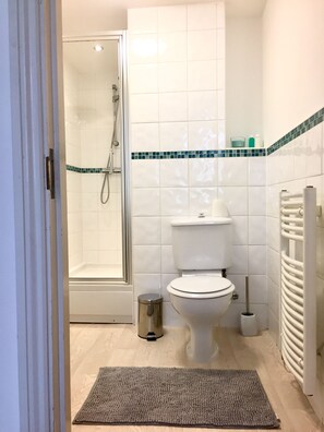 Basic Apartment, 2 Double Beds, City View | Bathroom