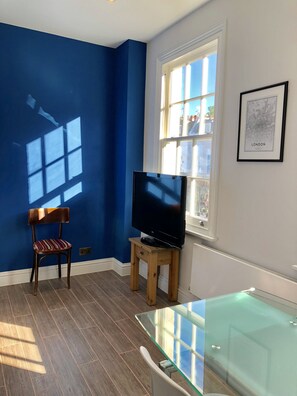 Apartamento urbano, 2 quartos, terraço, vista para a cidade | Área de estar | TV de tela plana