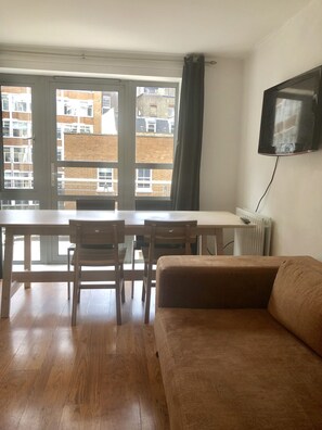 Apartamento básico | Área de estar | TV de tela plana