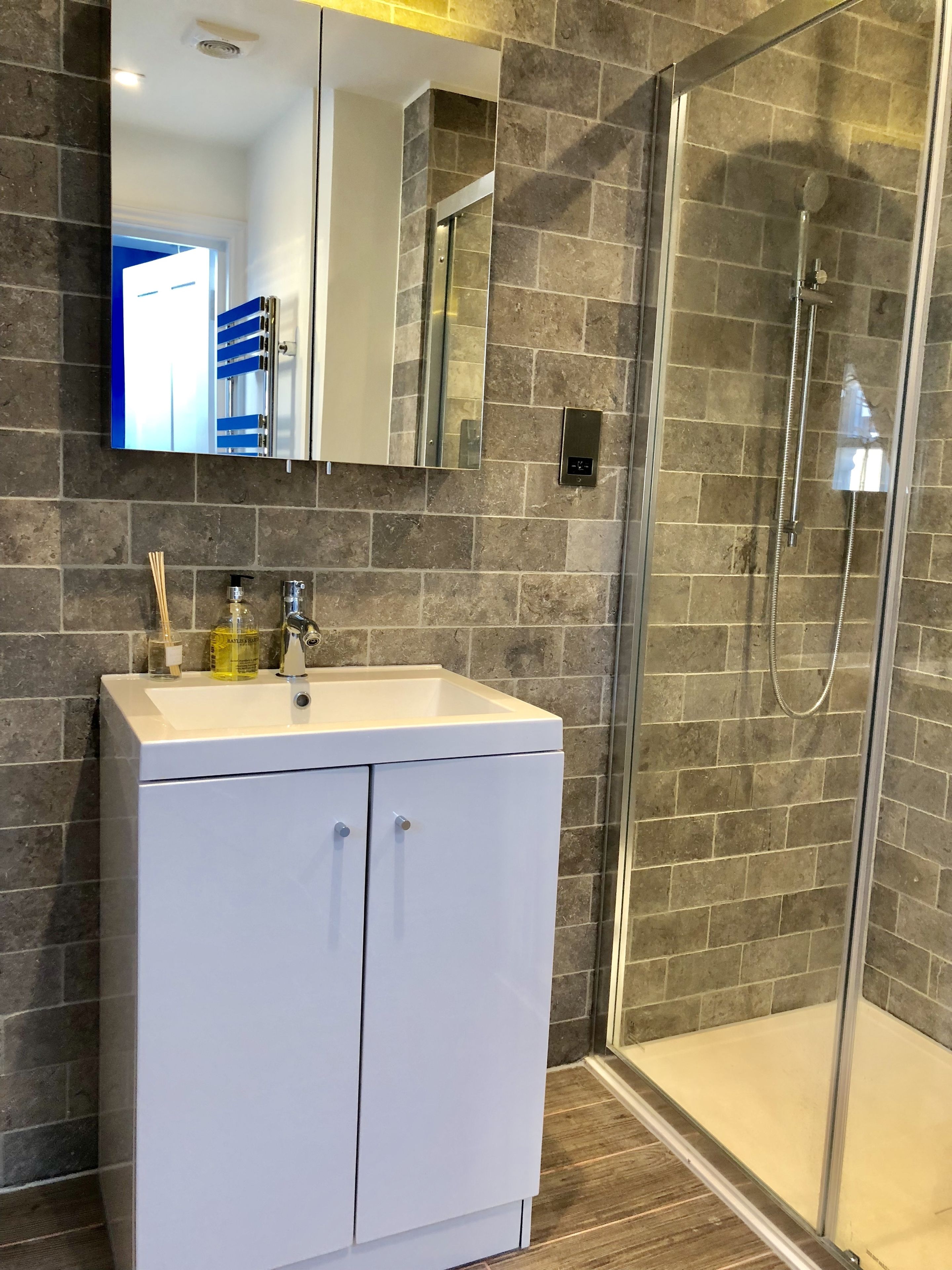 Apartemen Kota, 2 kamar tidur, teras, pemandangan kota | Kamar mandi | Shower, perlengkapan mandi gratis, pengering rambut, dan handuk