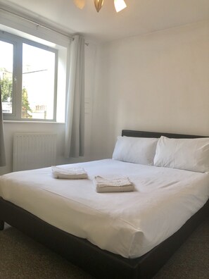 Apartamento básico | Escrivaninha, cortinas blackout, ferros/tábuas de passar roupa