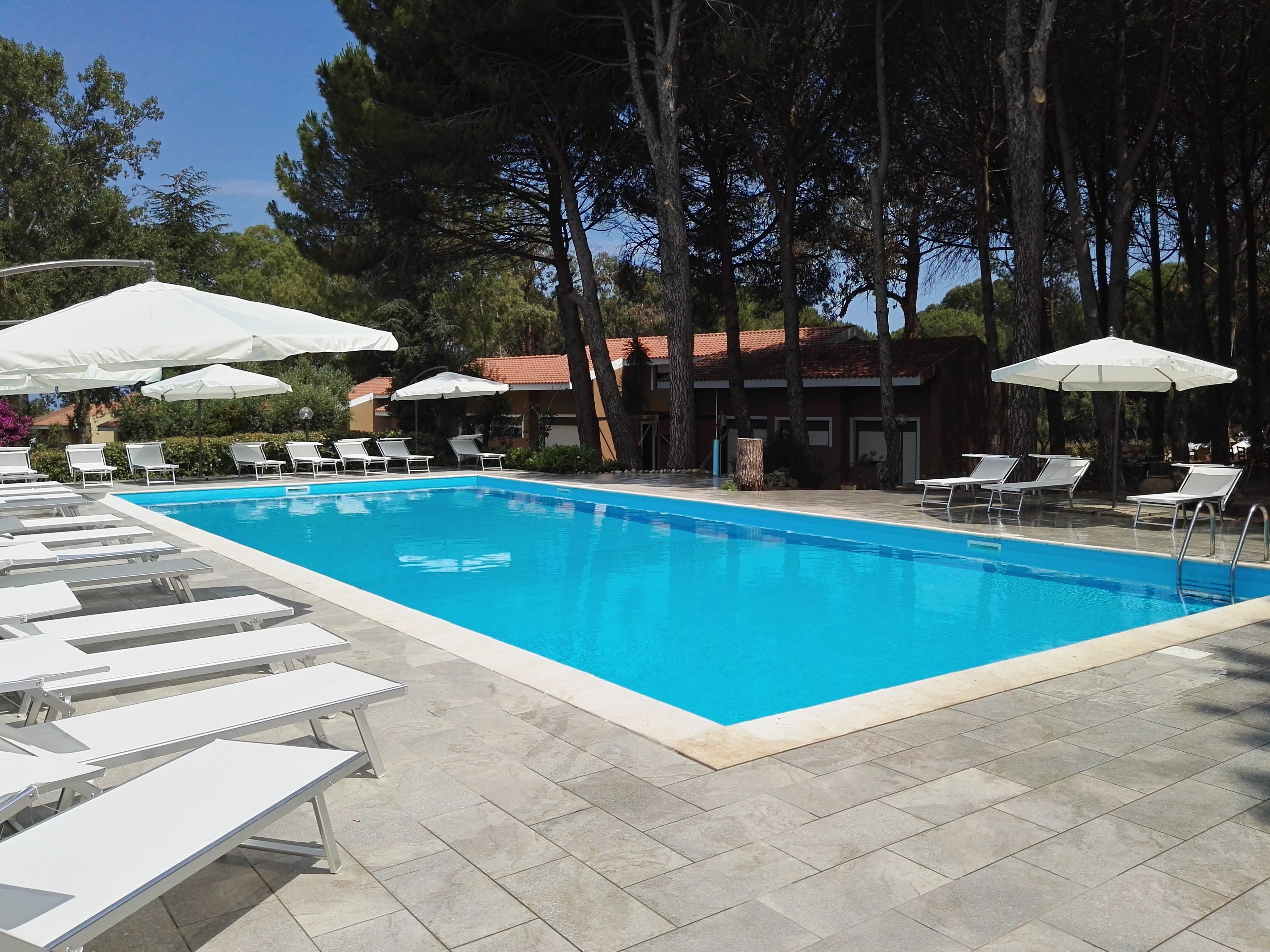 Una piscina al aire libre de temporada